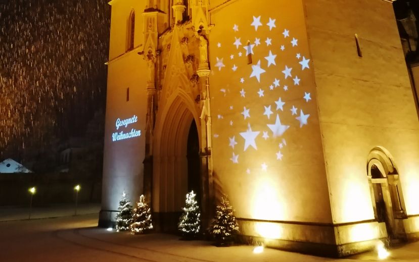 Stiftskirche im weihnachtlichen Orange