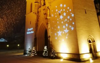Stiftskirche im weihnachtlichen Orange