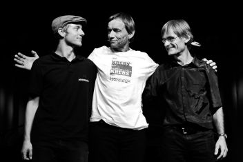 nach gelungener Kabarett-Premiere in Liezen mit den Musikern Lupo Lindtner (Bass) und Mathis Holzinger (Schlagzeug)