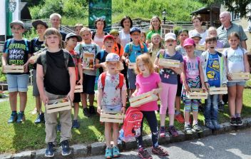 Kinder der VS Gams mit Bürgermeisterin Karin Gulas und Biodiversitätsexpertin Eva Maria Vorwagner