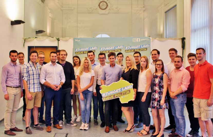 JVP-Landesobmann LAbg. Lukas Schnitzer und JVP Bezirksobmann Florian Wöhry mit JVP’lern.