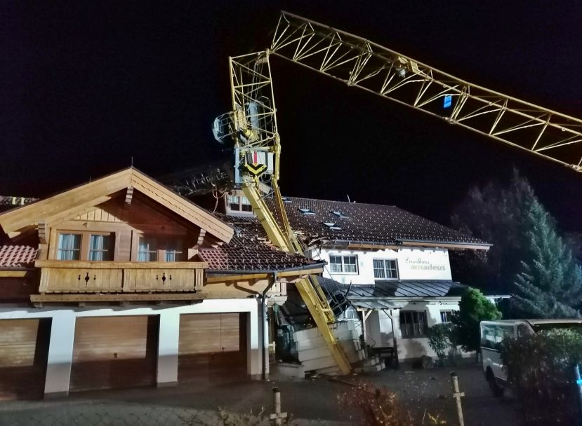 Baukran auf zwei Gebäude gestürzt