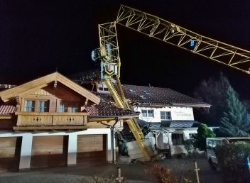 Baukran auf zwei Gebäude gestürzt