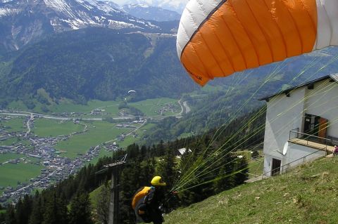 Paragleiter kollidierte mit Hausdach