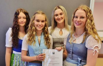 Nina Winterauer, Alina Gruber-Veit, Carola Moosbrugger und Elisa Menneweger wählten den etwas sperrigen Titel "De Intestinum - das Kontrollzentrum unseres Körpers" (Bedeutung des Darms für unsere Gesundheit) Das ist aber nicht der Grund, warum Nina nicht so lustig schaut.