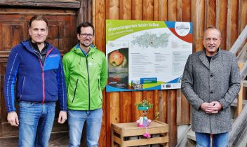Übergabe Streuobstgarten an Christian Weissensteiner (links) vom Genussmosthof Veitlbauer mit GF Natur- und Geopark Steirische Eisenwurzen Oliver Gulas-Wöhri (Mitte) und LAbg. Bürgermeister Armin Forstner (rechts)