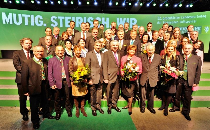 Hermann Schützenhöfer mit Michael Spindelegger und dem Team der Steirischen Volkspartei