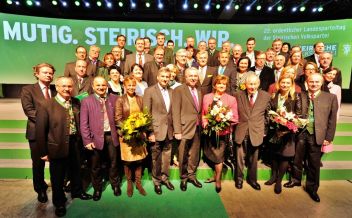 Hermann Schützenhöfer mit Michael Spindelegger und dem Team der Steirischen Volkspartei