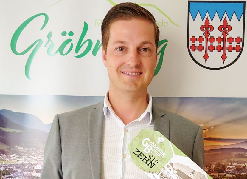 Im Bild: Bgm. Thomas Reingruber mit Gröbming Bonus (Gut)Schein