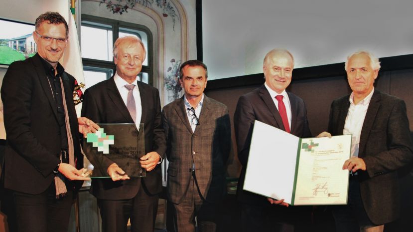 Gerhard Kreiner, VDir. Alois Oberegger, Jury-Vorsitzender Univ.-Prof. Arch. DI Hans Gangoly, Wohnbau-Landesrat Johann Seitinger mit DI Erich Feix
