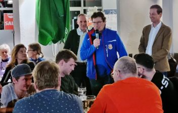 Obmann des Vereinsausschusses Ulrich Höring führte durch den Abend. Der Obmann des Eisschützenvereins Walter Hirz berichtete über das abgelaufene Vereinsjahr und Bürgermeister Thomas Reingruber berichtete über aktuelle Geschehnisse in der Gemeinde.