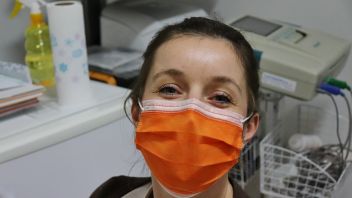 Eine junge Krankenschwester spricht Klartext