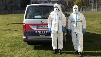 Zwei Beamte eines Kompetenzteams in Schutzausrüstung