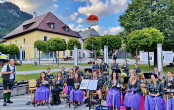 Maibaum Umschneiden des Roten Kreuzes