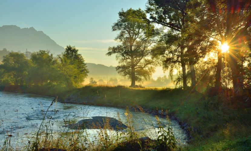 Der landschaftliche Reichtum des Ennstales offenbart sich am eindrucksvollsten im Lichte der aufgehenden Sonne. Der Morgennebel, der Grimming und die alten Baumbestände an den Ufern der Enns offenbaren den wahren Wert dieser Ennstaler Erholungslandschaft.
