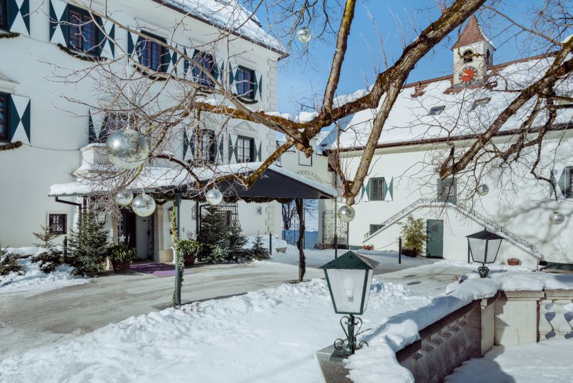 Offene Schlosstore im schönen Pichlarn
