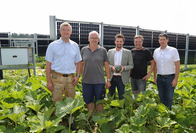Stehen für Energiewende ohne starken Bodenverbrauch: (v.l.n.r:) Bauernbund-Direktor Franz Tonner, Betreiber und Eklektiker Peter Gsell, Jungbauernvorstandsmitglied Bernd Brodtrager, Landwirt und Betreiber Josef Gründl und der Leibnitzer Bauernbundobmann Josef Kaiser