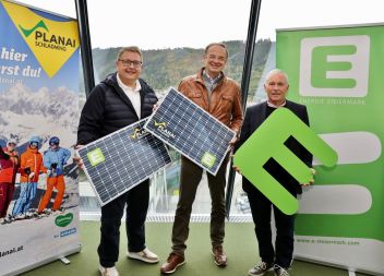 Die Planai-Hochwurzen-Bahnen gehen mit gutem Beispiel voran und setzen unterstützt von der Energie Steiermark auf Sonnenstrom. v.l.n.r: Martin Graf (Energie Steiermark), Dir. Georg Bliem (Planai-Hochwurzen-Bahnen), Christian Purrer (Energie Steiermark)