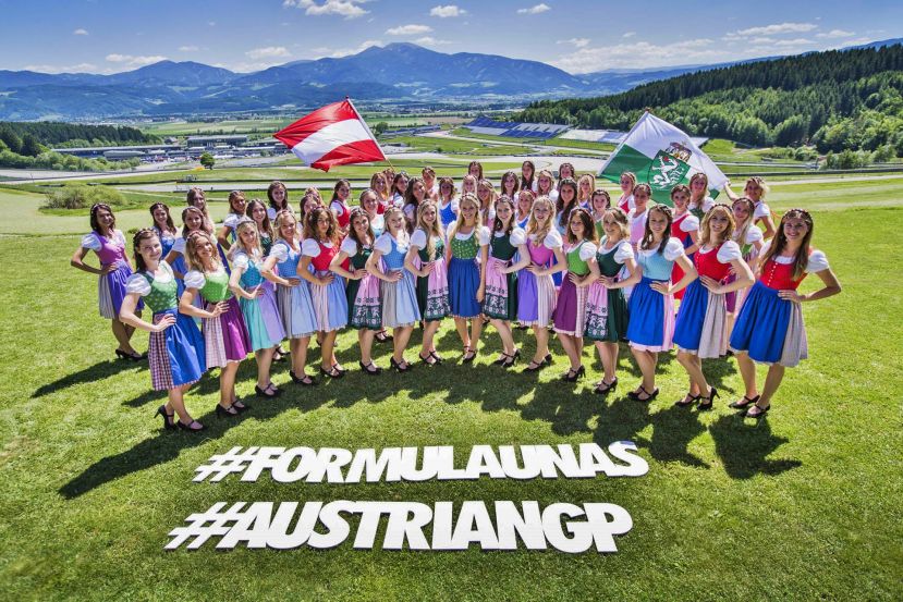 50 junge Damen mit Dirndl eingekleidet
