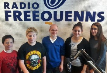 Schulklasse bei Radio Freequenns