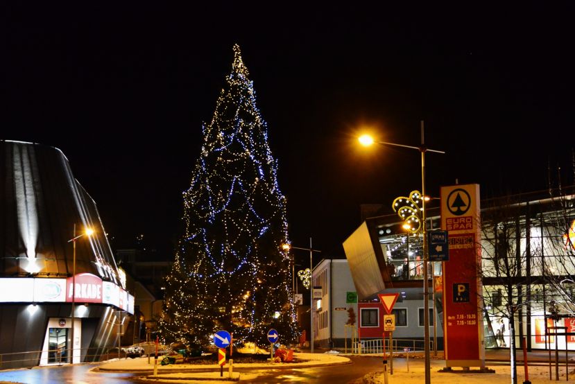 Markt und Straßen stehn verlassen….