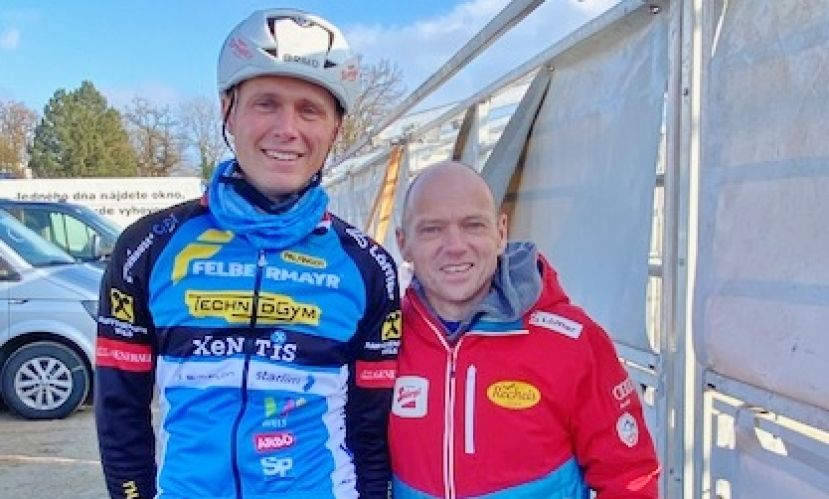 Moran und sein Vater Vincent Vermeulen beim Aufwärmtraining vor dem Start