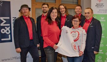 Ein Bild zeigt Trainer und Unified-Partner, die die Kleidung für die große Eröffnungsfeier am 14. März präsentieren: Ernst Lueger, Sebastian Koller, Doris Gerharter (L&amp;M Fashion), Thomas Gruber, Nicole Koch (Special Olympics Österreich), Christopher Koller und Harald Hafner