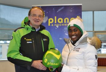 Die junge Skisportlerin Sabrina Simader mit Dir. Georg Bliem 