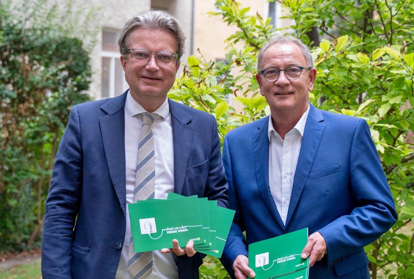 LH Christopher Drexler und LGF Detlev Eisel-Eiselsberg präsentieren die Broschüre.