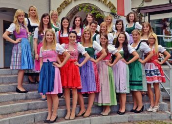 Mehr als 40 junge Damen schafften es zum Casting zur Narzissenköniginnenwahl. 20 von ihnen treten nun ab sofort zum Onlinevoting für das große Finale am 29. Mai in Bad Aussee an.