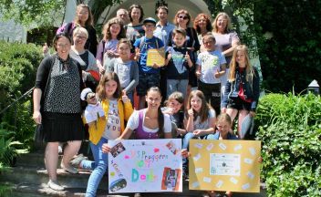 Im Rahmen der Berufskundeworkshops vom Verein BEN schnupperten die Schülerinnen und Schüler der 4. Klasse Volksschule Pruggren gemeinsam mit dem AMS Liezen und der Wirtschaftskammer hinein in die Welt der Tourismusberufe. Neben zahlreichen Eltern haben auch Bürgermeister Hannes Huber, Josef Schwarz vom AMS Gröbming und Katharina Schrempf vom Hotel Schloss Thannegg Moosheim an der Abschlusspräsentation teilgenommen.