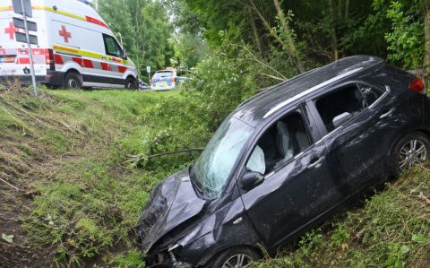 Pkw stürzt nach Fahrfehler über Böschung