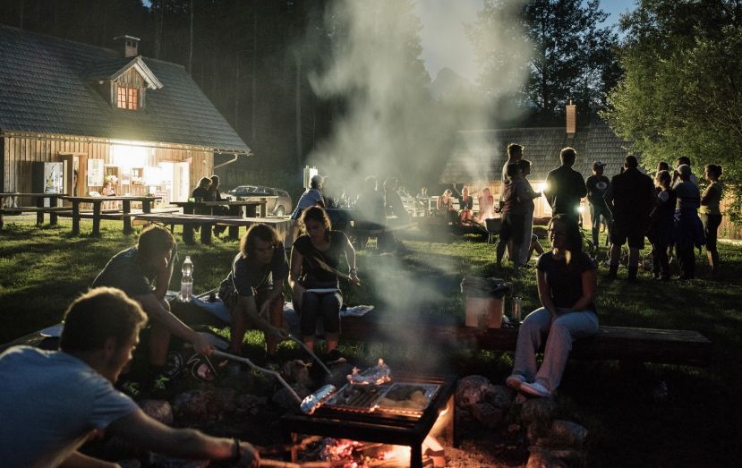 Jeden Freitag erfahren Sie am Lagerfeuer beim „Campfire-Talk“ Wissenswertes zu Wald, Wild und Naturschutz im Nationalpark von Förstern, Jägern und Rangern.