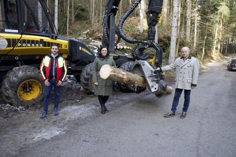 Waldverband Steiermark-Geschäftsführer Bernd Poinsitt, Bundesministerin Elisabeth Köstinger und Landesrat Hans Seitinger