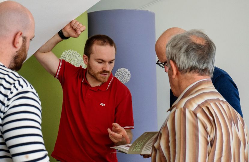 NUPEIS: Das Projektteam bestehend aus Lehrern, Geologen und Naturvermittlern tüftelt im Geopark Idrija, Slowenien am geplanten „GeoExplorer Toolkit“, mit dabei Armin Bahr von der Mittelschule Weissenbach an der Enns.