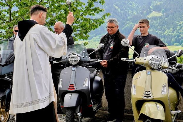 Über 50 Vespas kamen zur Segnung