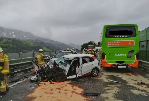 Reisebusunfall auf der B 320 bei Schladming