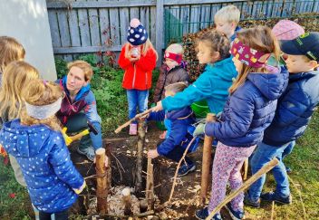 Anlage der Käferburg im Kindergartenareal in Altenmarkt