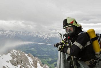 Spektakuläre Übung am Dachstein