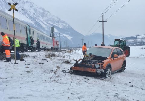 PKW kollidierte mit Personenzug