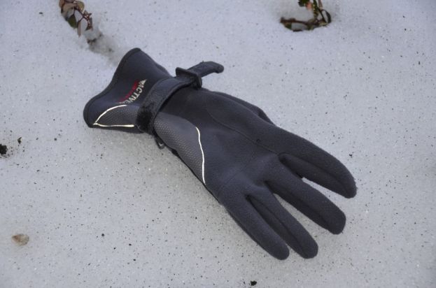 Mann von Schneebrett mitgerissen