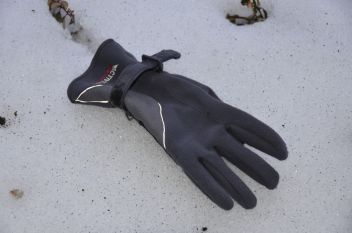 Mann von Schneebrett mitgerissen