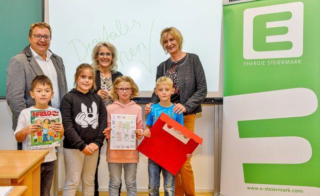 Energie Steiermark Vorstandsdirektor Martin Graf mit Bürgermeisterin Roswitha Glashüttner und Direktorin Sigrid Bacher bei der feierlichen Übergabe.