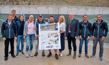 Familie Schütter mit Bürgermeister DI Hermann Trinker, Günther Lederhaas und dem Team von GMP Architektur