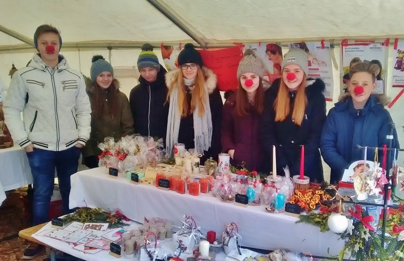 Schülerinnen und Schüler der 3B-Klasse beim Adventmarkt in Gaishorn