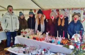 Schülerinnen und Schüler der 3B-Klasse beim Adventmarkt in Gaishorn