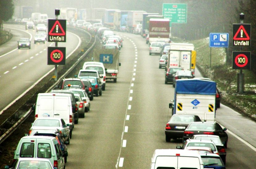 Seit 01.01.2012 gilt die Rettungsgasse!