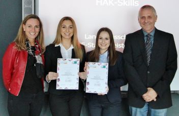 Mag. Angelika Fuchs, Erleta Mehmeti, Anna Böhm und OStR Mag. Simon Pichlmayer