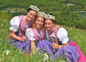 Die Narzissenkönigin und ihre beiden Prinzessinnen repräsentieren das Ausseerland-Salzkammergut ein Jahr lang in ganz Österreich und darüber hinaus.
