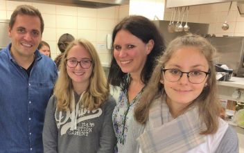 Mag. Alexandra Schmid mit Fachvorstand Moser und Schülerinnen bei der praktischen Umsetzung des Gelernten